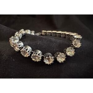Vintage Rhinestone Tennis Bracelet Silver Tone Clear Crystal 7.25” Clasp B065